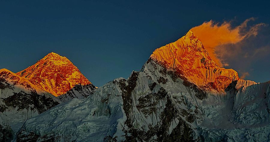 Korff Stiftung - Nepal Spende - Graphics - Everest mit Lhotse