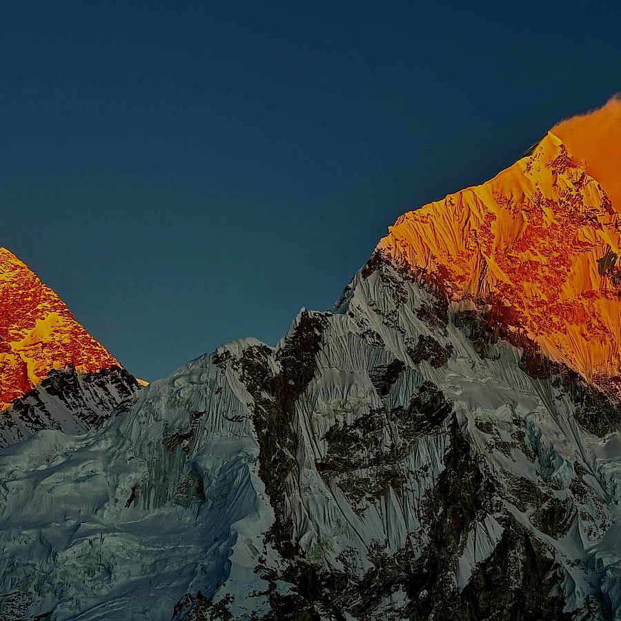 Korff Stiftung - Nepal Spende - Graphics - Everest mit Lhotse